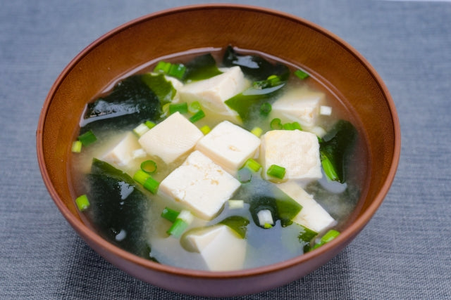 伝統的な豆腐とわかめ味噌汁